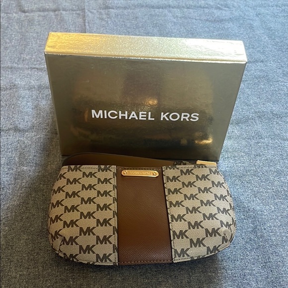 Michael Kors Monogram Clutch - Picture 1 of 5